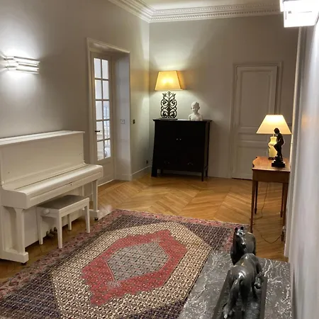 De Standing Apartment